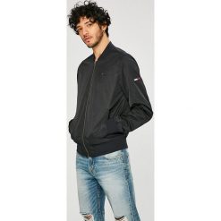 Tommy Jeans - Kurtka bomber. Szare kurtki męskie bomber Tommy Jeans, l, z elastanu. W wyprzedaży za 323,91 zł.