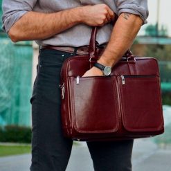 Torba skórzana na ramię, laptopa SOLIER burgundowa - Burgundowy. Czerwone torby na laptopa Solier, bez wzorów, ze skóry, biznesowe. Za 549,99 zł.