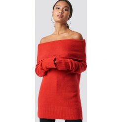 NA-KD Szeroki sweter z odkrytymi ramionami - Red. Czerwone swetry damskie NA-KD, bez wzorów, z dzianiny, bez rękawów, bez kaptura. Za 80,95 zł.