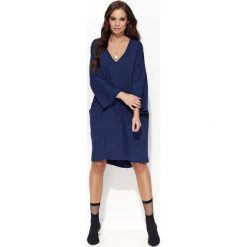 Granatowa Oversizowa Sukienka z Szerokim Rękawem Typu Kimono. Niebieskie sukienki damskie Molly.pl, do pracy, s, bez wzorów, z bawełny, eleganckie, bez kołnierzyka, bez rękawów, długie, oversize. Za 103,90 zł.