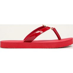 Tommy Hilfiger - Japonki. Czerwone klapki damskie TOMMY HILFIGER, bez wzorów, z gumy, bez obcasa, na obcasie. W wyprzedaży za 139,90 zł.