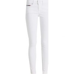Tommy Jeans MID RISE SKINNY NORA 7/8 ZIP Jeans Skinny Fit iceland white. Białe jeansy damskie marki Tommy Jeans, z bawełny. W wyprzedaży za 359,20 zł.