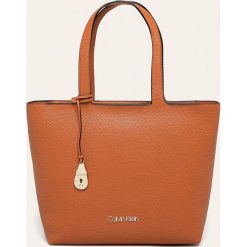 Calvin Klein - Torebka skórzana. Czarne torby damskie na zakupy Calvin Klein, bez wzorów, ze skóry, na ramię, bez dodatków. Za 699,90 zł.