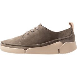 Clarks TRI CLARA Sznurowane obuwie sportowe khaki. Szare buty sportowe damskie Clarks, z materiału. Za 389,00 zł.