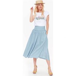 T-SHIRT KRÓTKI RĘKAW DAMSKI Z NAPISEM I KWIATAMI. Białe t-shirty damskie marki Top Secret, z nadrukiem, z bawełny. W wyprzedaży za 19,99 zł.
