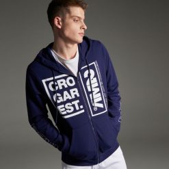 Rozpinana bluza z kapturem - Fioletowy. Fioletowe bluzy męskie marki Cropp, s, bez wzorów, z kapturem, bez rękawów, z kapturem. Za 129,99 zł.