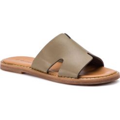 Klapki TAMARIS - 1-27135-32 Khaki 707. Zielone klapki damskie Tamaris, bez wzorów, ze skóry, bez obcasa, na obcasie. W wyprzedaży za 149,00 zł.