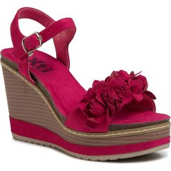 Sandały XTI - 49715 Fucsia. Różowe klapki damskie Xti, z aplikacjami, z tworzywa sztucznego, bez obcasa, na obcasie. Za 209,00 zł.