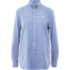Polo Ralph Lauren OXFORD RELAXED FIT Koszula carson blue. Szare koszulki polo damskie marki U.S. Polo, s, z bawełny, casualowe, z klasycznym kołnierzykiem, z długim rękawem. Za 509,00 zł.
