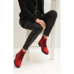 Czerwone Botki My Best Friend. Czerwone botki damskie Renee, bez obcasa, na płaskiej podeszwie, bez zapięcia. W wyprzedaży za 109,99 zł.