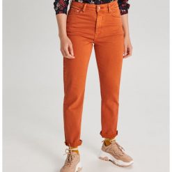 Jeansy Straight - Pomarańczowy. Pomarańczowe jeansy damskie Cropp. Za 89,99 zł.