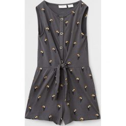 Mango Kids - Kombinezon dziecięcy Saray 110-164 cm. Żółte kombinezony dziewczęce Mango Kids, bez wzorów, z bawełny, z krótkim rękawem, krótkie. Za 59,90 zł.