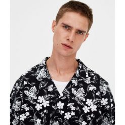Koszulka polo w kwiaty. Czarne koszulki męskie Pull&Bear, m, w kwiaty, z krótkim rękawem. Za 48,90 zł.