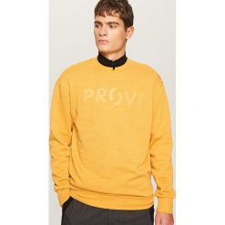 Bluzy męskie: Dresowa bluza z nadrukiem - Żółty