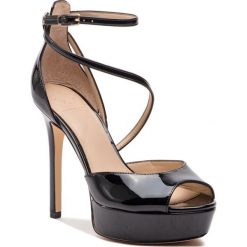 Sandały Guess Lohana FL5LOH PAF03. Czarne klapki damskie Guess, z aplikacjami, bez obcasa. W wyprzedaży za 309,00 zł.
