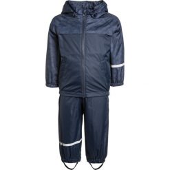 Name it NITMIST RAIN ALLOVER SET Kurtka przeciwdeszczowa skydiver. Niebieskie kurtki męskie Name it, z poliesteru. W wyprzedaży za 171,75 zł.