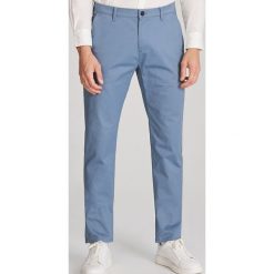 Chinosy slim fit - Niebieski. Niebieskie spodnie męskie Reserved, m, bez wzorów. W wyprzedaży za 59,99 zł.