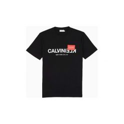 T-shirty z krótkim rękawem Calvin Klein Jeans K10K104502 TEXT REVERSE. Czarne t-shirty męskie Calvin Klein Jeans, s, bez wzorów, z jeansu, bez kołnierzyka, krótkie. Za 179,67 zł.