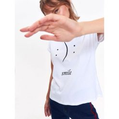 T-SHIRT DAMSKI Z NAPISEM :). Białe t-shirty damskie marki Top Secret, z nadrukiem, z bawełny, z kontrastowym kołnierzykiem. W wyprzedaży za 19,99 zł.