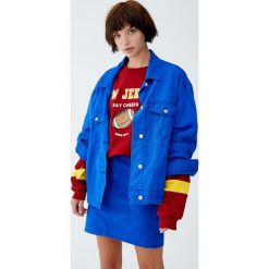 Bluza college „New Jersey”. Czerwone bluzy damskie Pull&Bear, bez wzorów, z jersey, bez rękawów, bez kaptura. Za 89,90 zł.