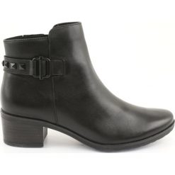 Botki z ćwiekami Caprice 25433 czarne. Czarne botki damskie Caprice, na zimę, ze skóry, eleganckie, bez obcasa, na obcasie, bez zapięcia. W wyprzedaży za 379,00 zł.