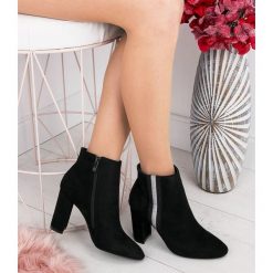 Botki damskie Super Mode 5225 Czarne. Czarne botki damskie Super Mode, z tworzywa sztucznego, klasyczne, na wysokim obcasie, na obcasie, z paskami. Za 139,00 zł.