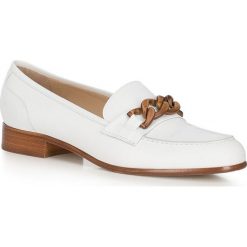 Buty damskie. Białe półbuty damskie Wittchen, bez wzorów, ze skóry, klasyczne, na niskim obcasie, ze sprzączką. W wyprzedaży za 459,90 zł.