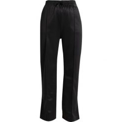 Boyfriendy damskie: Tiger of Sweden Jeans HUSTLE Spodnie treningowe black