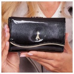 Skórzany portfel damski lakierowany czarny Paris Design 74108 - Czarny. Czarne portfele damskie ze skóry. Za 119,99 zł.