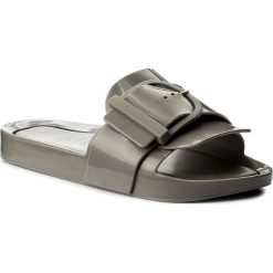 Klapki MELISSA - Beach Slide IV Ad 32286 Grey 01086. Szare klapki damskie marki Melissa, z aplikacjami, z tworzywa sztucznego, bez obcasa. W wyprzedaży za 229,00 zł.