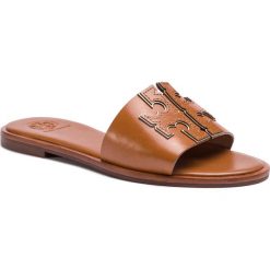 Klapki TORY BURCH - Ines Slide 50109 Tan/Spark Gold 250. Pomarańczowe klapki damskie Tory Burch, bez wzorów, ze skóry, bez obcasa, na obcasie. W wyprzedaży za 679,00 zł.