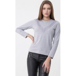 Szara Bluzka Tammy. Szare bluzki damskie Born2be, xl, z aplikacjami, z dzianiny, klasyczne, z okrągłym kołnierzem, z długim rękawem. Za 29,99 zł.