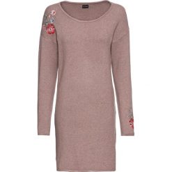 Sukienka dzianinowa z haftem bonprix jagodowy. Różowe sukienki damskie bonprix, z haftami, z dzianiny, bez kołnierzyka, z długim rękawem, długie. Za 99,99 zł.