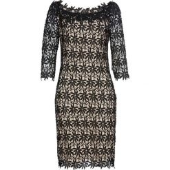 Sukienka bonprix czarno-jasnobrązowy. Czarne sukienki damskie marki bonprix, w koronkowe wzory, z koronki, eleganckie, bez kołnierzyka, bez rękawów, dopasowane. Za 159,99 zł.