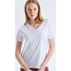Gładka koszulka Basic - Biały. Białe koszulki damskie marki Cropp, s, bez wzorów, bez kołnierzyka. Za 24,99 zł.