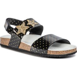Sandały GEOX - J Adriel G. A J028MA 0BCQD C0495 D Black/Gold. Czarne sandały dziewczęce Geox, ze skóry ekologicznej, bez zapięcia. W wyprzedaży za 179,00 zł.