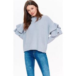 SWETER DAMSKI Z FALBANKAMI NA RĘKAWACH. Szare swetry klasyczne damskie marki TROLL, na lato, s, z dzianiny, eleganckie, z okrągłym kołnierzem. W wyprzedaży za 39,99 zł.