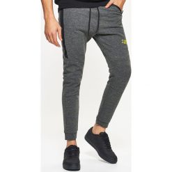 Dresowe joggery - Szary. Szare spodnie męskie Cropp, s, bez wzorów, z dresówki. Za 119,99 zł.