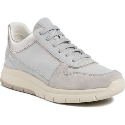 Sneakersy GEOX - D Callyn B D029GB 0EWHH C1010 Lt Grey. Szare półbuty damskie Geox, na co dzień, bez wzorów, ze skóry ekologicznej, bez obcasa, na płaskiej podeszwie, bez zapięcia. W wyprzedaży za 279,00 zł.