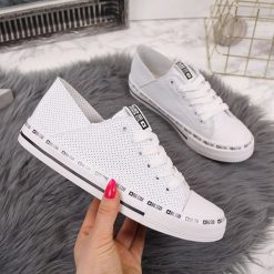 Trampki niskie eko skóra ażurowe białe Big Star FF274024 - biały. Białe trampki i tenisówki damskie BIG STAR, bez wzorów, ze skóry, bez zapięcia. Za 129,99 zł.