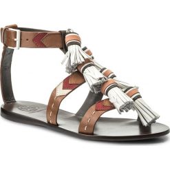 Sandały TORY BURCH - Weaver Tassel Sandal 21795 Multi Tan/Light Almond 242. Pomarańczowe klapki damskie Tory Burch, bez wzorów, ze skóry, bez obcasa. W wyprzedaży za 1009,00 zł.