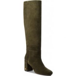Kozaki TORY BURCH - Brooke Slouchy 49136 Leccio 325. Zielone kozaki damskie Tory Burch, ze skóry, bez obcasa, bez zapięcia. W wyprzedaży za 1089,00 zł.