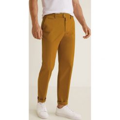 Mango Man - Spodnie Berlin3. Szare chinosy męskie marki Mango Man, l, z dzianiny, z okrągłym kołnierzem. Za 199,90 zł.