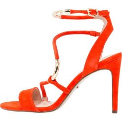 Carvela GORGE Sandały na obcasie orange. Pomarańczowe sandały damskie marki Carvela, z weluru, na obcasie. W wyprzedaży za 575,20 zł.