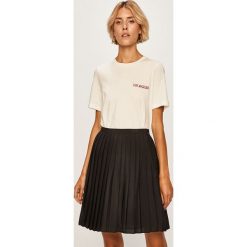 Vero Moda - T-shirt. Białe bluzki damskie Vero Moda, s, z aplikacjami, z bawełny, z okrągłym kołnierzem, z krótkim rękawem. W wyprzedaży za 49,90 zł.