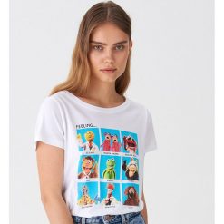 Koszulka z nadrukiem The Muppets - Biały. Białe koszulki damskie House, s, z nadrukiem, bez kołnierzyka, bez rękawów. Za 49,99 zł.