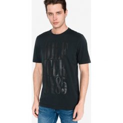Tommy Hilfiger Koszulka Czarny. Czarne podkoszulki męskie TOMMY HILFIGER, l, z nadrukiem, z bawełny, bez kołnierzyka, krótkie. Za 188,95 zł.