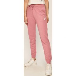 Nike Sportswear - Spodnie. Różowe spodnie dresowe damskie Nike Sportswear, s, z bawełny. Za 169,90 zł.