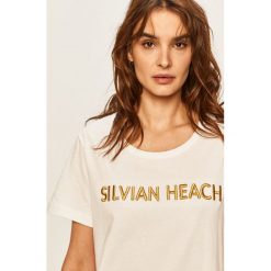Silvian Heach - T-shirt. Białe bluzki damskie Silvian Heach, s, z aplikacjami, z bawełny, klasyczne, z okrągłym kołnierzem, z krótkim rękawem. W wyprzedaży za 159,90 zł.