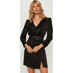 Guess Jeans - Sukienka. Czarne sukienki damskie Guess Jeans, na co dzień, s, w paski, z poliesteru, bez kołnierzyka, z długim rękawem, długie, mini, rozkloszowane. Za 679,90 zł.